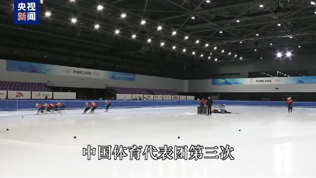 而同时担任